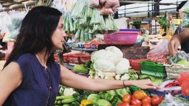 Gaya Sophia Latjuba saat berbelanja di pasar tradisional. [Instagram]