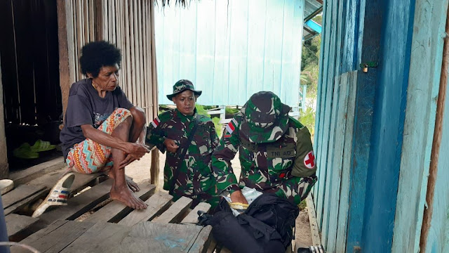 Satgas Pamtas Yonif 403/WP Berikan Pelayanan Kesehatan Door To Door di Kampung Tatakra Keerom