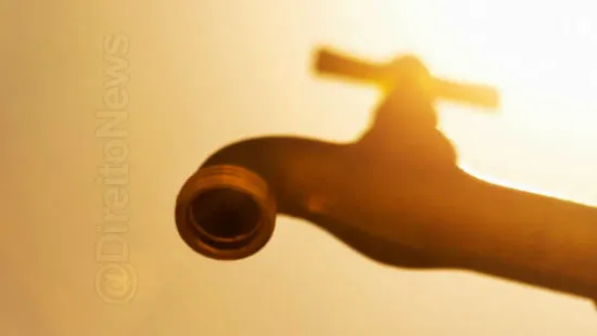 mulher indenizada sem agua verao direito