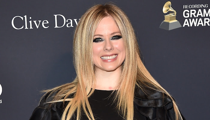 Las nuevas e inquietantes fotos de Avril Lavigne te dejarán hipnotizado