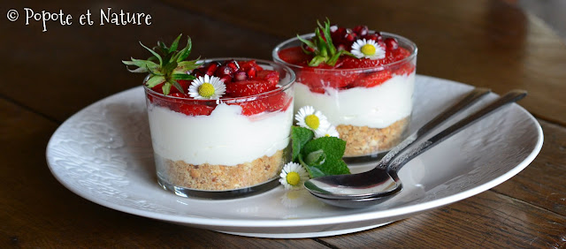 Verrines de cheesecake aux fraises, à la grenade et aux sablés de Retz ©Popote et Nature