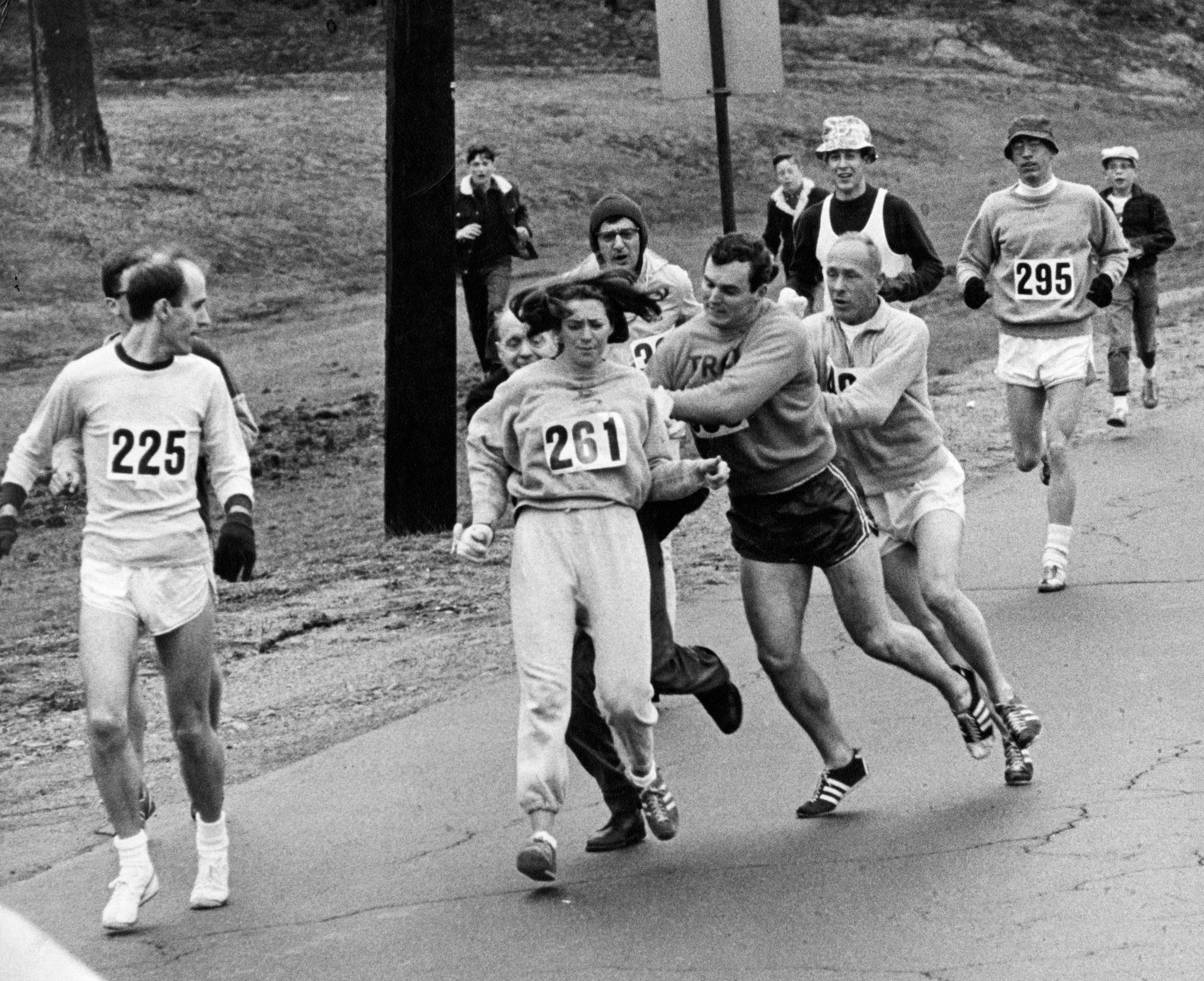 Jock Semple próbuje powstrzymać Kathrine Switzer podczas maratonu w bostonie w 1967 roku.