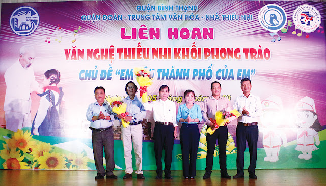 Ban tổ chức trao hoa các thành viên Ban giám khảo liên hoan. (Ảnh: N. Hằng) Ban tổ chức trao hoa các thành viên Ban giám khảo liên hoan. (Ảnh: N. Hằng)