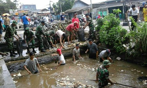 Koramil 01/Pancoran Mas Karya Bakti Angkat Sampah di Kali Licin