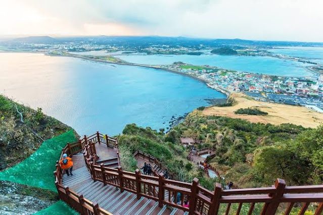 Jeju Island, also known as the “Island of the Gods,” is a unique and stunningly beautiful destination located off the southern coast of South Korea.