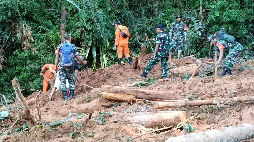 Tim Rescue Unit Siaga Sar Toraja SulSel Cari 2 Korban Longsor