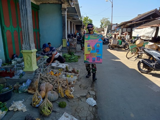  Koramil 01/Sukoharjo Beri Himbauan Protokol Kesehatan 5M Di Pasar Cuplik Cegah Penyebaran Covid-19