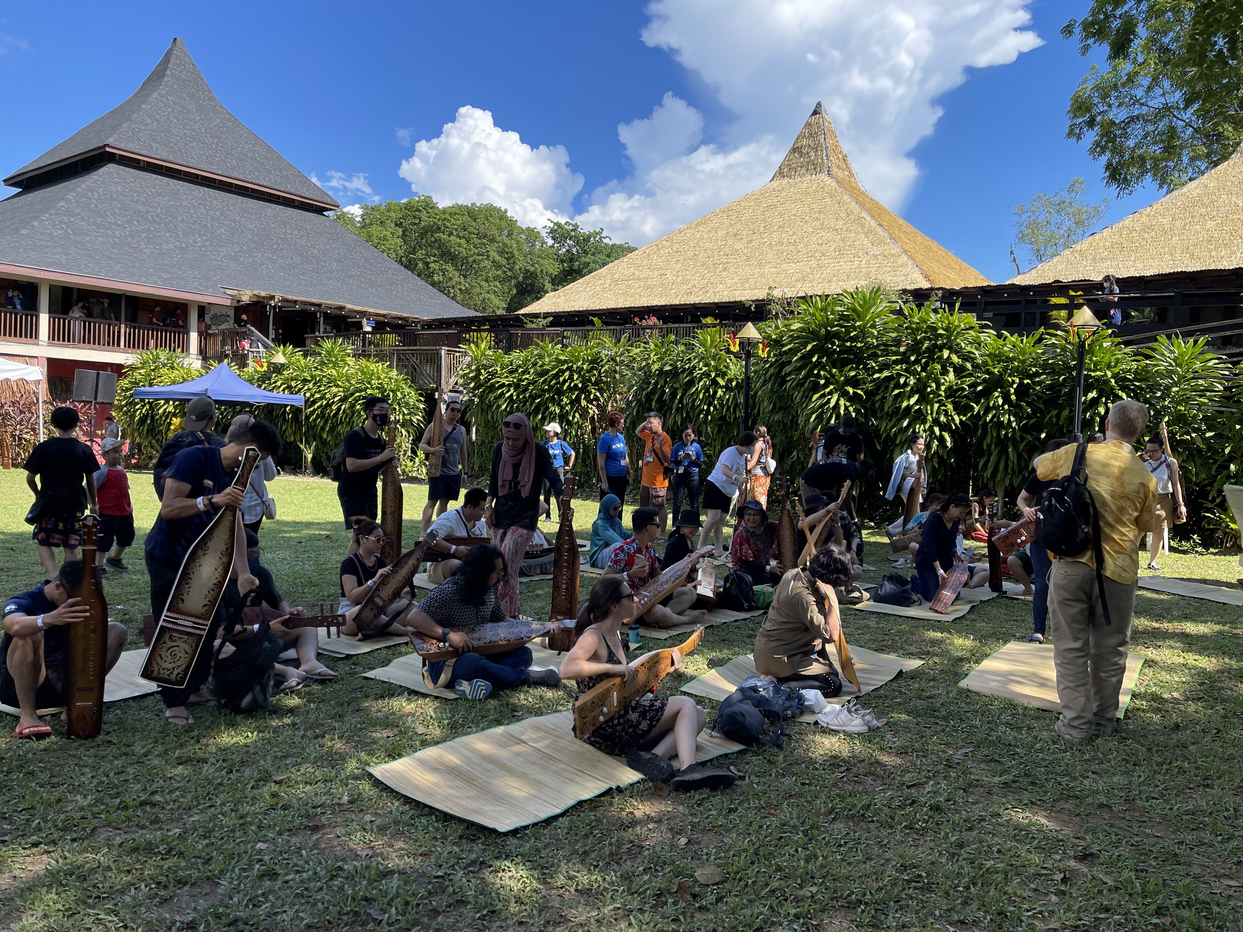 PENGALAMAN INDAH DI RAINFOREST WORLD MUSIC FESTIVAL 2022 EDISI KE-25