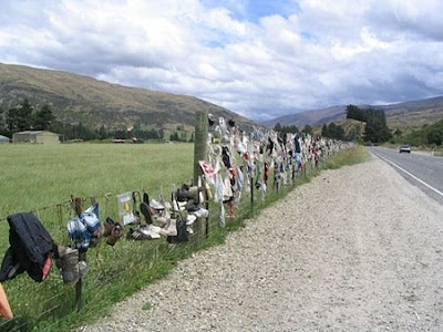 cardrona bra fence Pagar Dipenuhi Lebih Kurang 200 Bra Tergantung