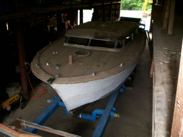 A person has a barn find Chris Craft Futura and is looking for information