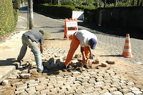 No Comary, No bairro do Comary, equipe faz a recomposição de paralelos da rua Carlos Guinle