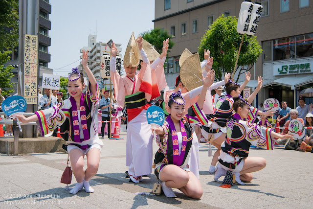 高円寺北口広場、阿波踊り、飛鳥連の舞台踊りの写真