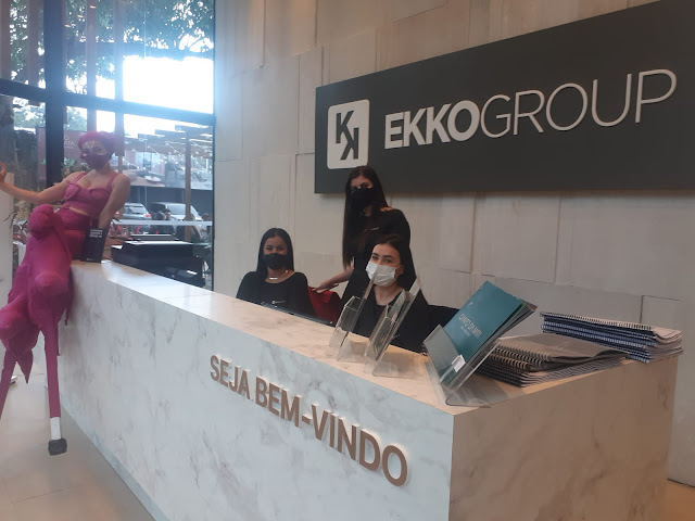 Artistas de Humor e Circo recepcionando o público de evento de pre-lançamento de empreendimento imobiliario da Ekko Group em São Paulo.