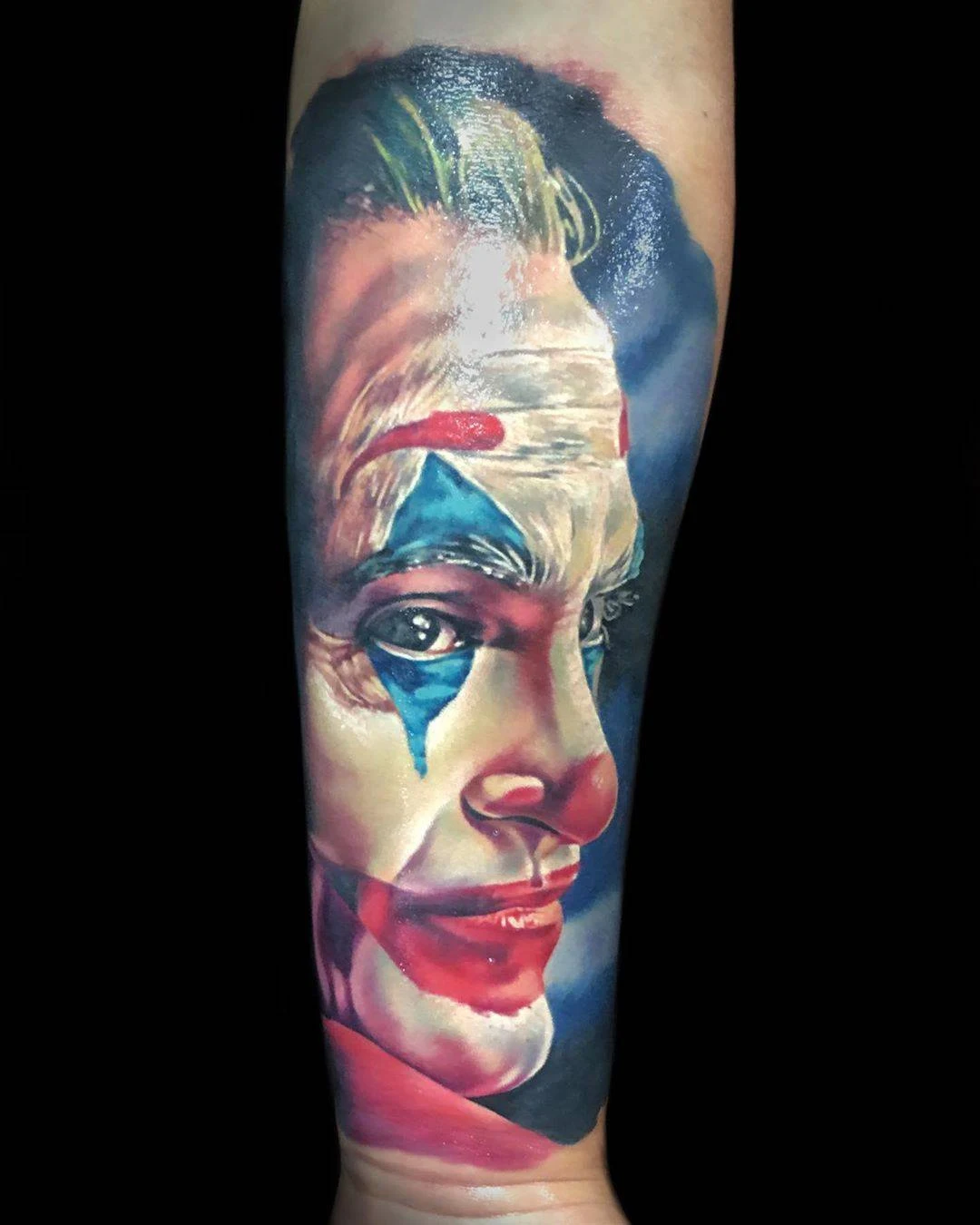 Foto de un tatuaje de  Joaquin Phoenix caracterizado como el Joker