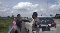 Aksi Simpatik Anggota Satuan PJR Ditlantas Polda Lampung, Mengerik dan Evakuasi Ibu Beserta Anak di Jalur Tol