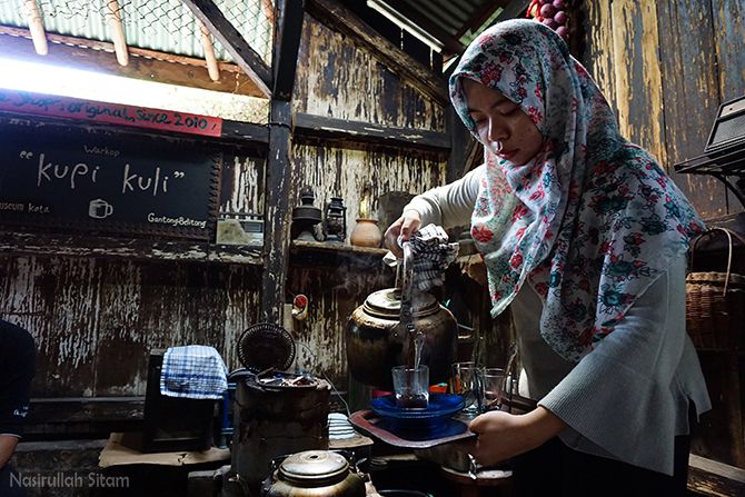 Perempuan yang membuatkan kop ala belitung, kupi kuli namanya