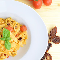 http://wasdunichtkennst.de/recipe/tagliatelle-yogurt-e-pomodori-bandnudeln-mit-joghurt-tomaten-sauce/