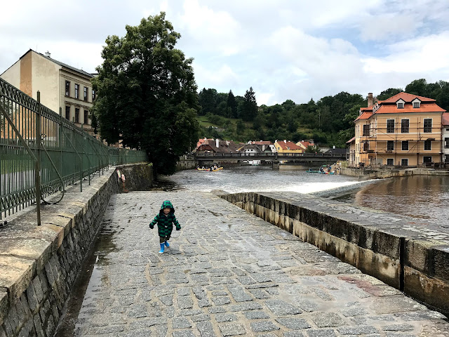 チェコの田舎町／チェスキー・クルムロフの、川と調和した古い街並み（チェスキー・クルムロフの子連れ旅行）