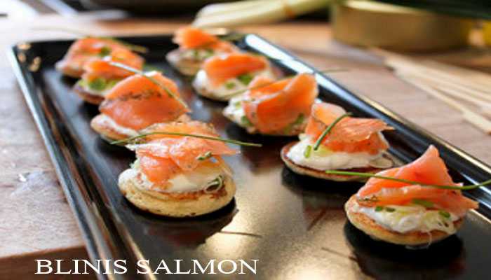 blinis topping salmon