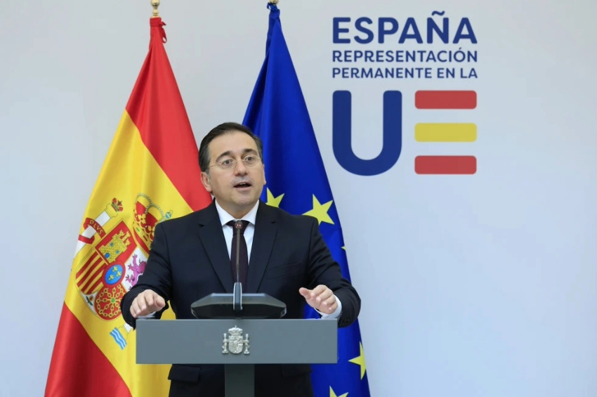 ARQUIVO - O Ministro das Relações Exteriores da Espanha, José Manuel Albares Bueno, discursa em uma conferência de imprensa antes das negociações sobre o Oriente Médio em Bruxelas, em 27 de maio de 2024. A Espanha pedirá a um tribunal da ONU permissão para se juntar ao caso da África do Sul, que acusa Israel de genocídio em Gaza. A Espanha é o primeiro país europeu a tomar essa medida após a África do Sul apresentar o caso ao Tribunal Internacional de Justiça no final do ano passado. A acusação alega que Israel está violando a convenção de genocídio em seu ataque militar que devastou grandes áreas de Gaza | Foto AP/Geert Vanden Wijngaert, Arquivo