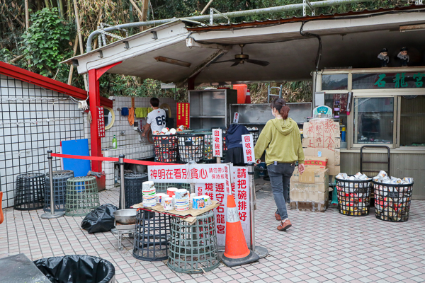 南投中寮石龍宮「泡麵土地公」帶泡麵拜拜求財運，享用愛心泡麵