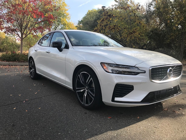 Front 3/4 view of 2020 Volvo S60 T8 E-AWD R-Design