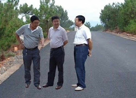 Três líderes comunistas de Lihong pairando sobre uma estrada nova