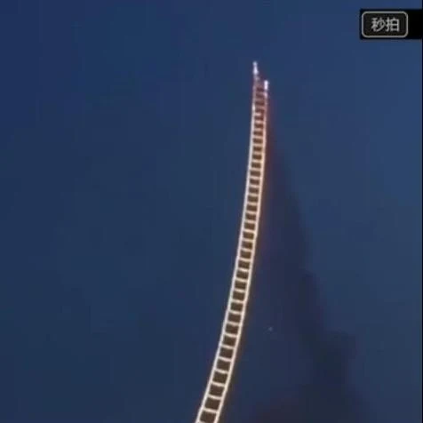 video escalera al cielo hecha con fuegos artificiales en China