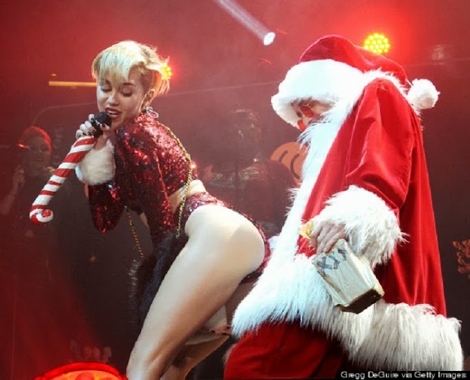 Em Show cantora se retrata junto a imagem natalina com muita sensualidade. O papai Noel XXX!?