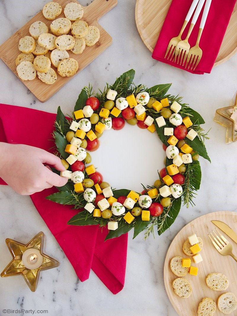 Apéritif Plateau de Fromage Couronne de Noël - une recette sans cuisson, facile et rapide à faire pour épater vos invités lors des fêtes de fin d'année! by BirdsParty.com @birdsparty #apero #recetteapero #recettefindannee #recettenoel #aperonoel #aperitifdinatoire