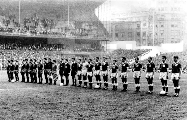 Las dos selecciones y el equipo arbitral preparados antes del partido para escuchar los himnos. SELECCIÓN DE ESPAÑA 1 SELECCIÓN DE IRLANDA DEL NORTE 1 Global eliminatoria: SELECCIÓN DE ESPAÑA 2 SELECCIÓN DE IRLANDA DEL NORTE 1. Jueves 30/05/1963, 20:00 horas. II Copa de Europa de Selecciones Nacionales, España 1964, octavos de final, partido de ida. Bilbao, Vizcaya, España, estadio de San Mamés.