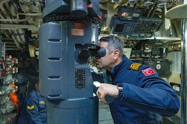 Un comandante de submarino turco mira a través del periscopio del submarino turco TCG Anafartalar durante el ejercicio Dynamic Manta 24.
