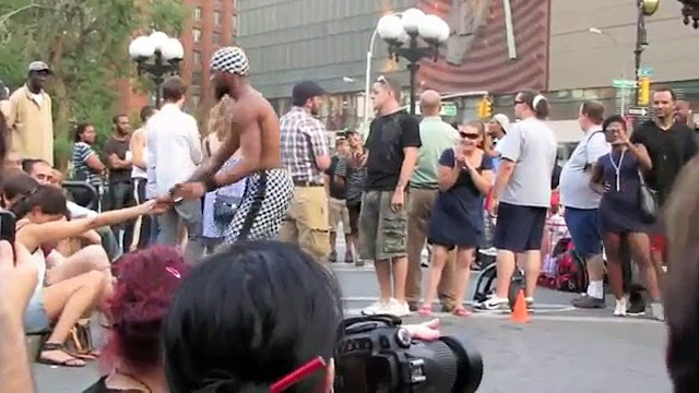 En pleine rue à New-York, accrobate fait une chose incroyable sur cette dame 