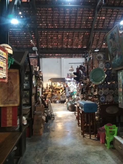Mengunjungi Pasar Barang Antik Kota Lama Semarang