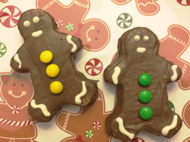 Don't take boring Christmas cookies to your Cookie Exchange party! Take these super cute Gingerbread man chocolate graham cracker cookies instead. He's so cute he'll be wowing the party guests and running away with the show.