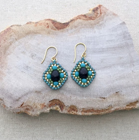 Miguel Ases style beaded earrings, black pearl center Brick Stitch: Lisa Yang's Jewelry Blog