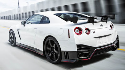 2016 Nissan GT R back view with cool tier