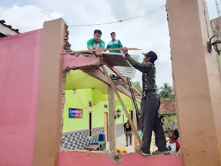 Kasatkorcab Banser Lampung Timur, Bowo Ngatino, memimpin kegiatan gotong royong untuk membantu pondok pesantren yang terkena dampak puting beliung pada Rabu, 8 Februari 2024.