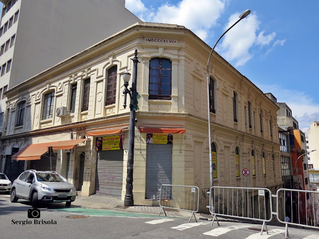 Vista ampla da antiga edificação na esquina da Rua Florêncio de Abreu com a Rua Constituição - Centro - São Paulo