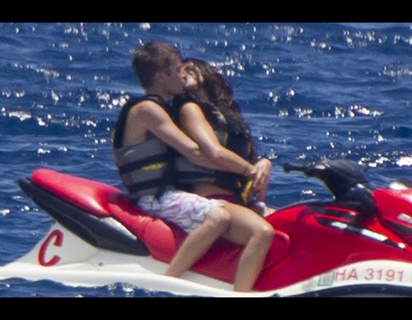 justin bieber and selena gomez in hawaii making out. Justin Bieber - Selena Gomez