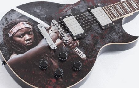 Guitarra Walking Dead com foto da Michonne e sua espada.