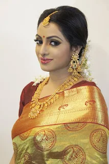 Anchor Udaya bhanu Gorgeous Stills In Silk Saree