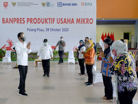 Presiden Jokowi Serahkan Banpres Produktif Kepada 30 Pelaku Usaha Mikro