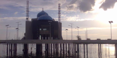 Masjid Amirul Mukminin, Masjid Terapung Pertama di 