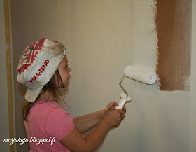 lapsi maalaa itse omaa seinää