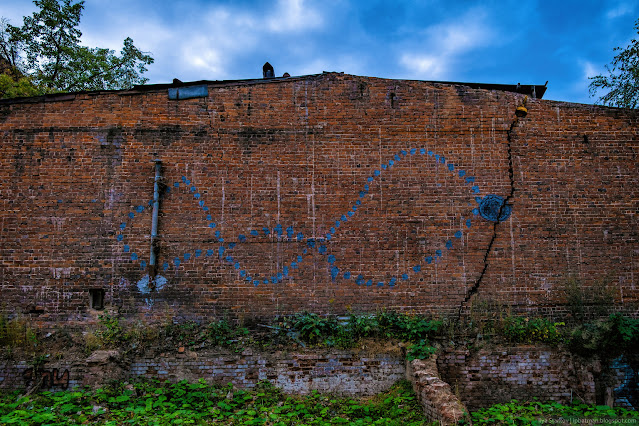 Рисунок синих бус на кирпичной стене