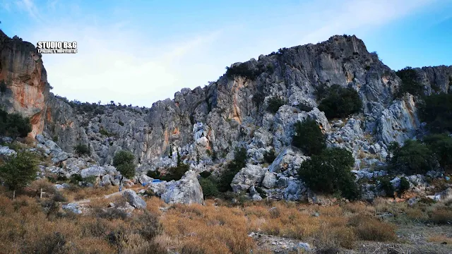 Ναύπλιο: Γιορτάζει το απόκρημνο εκκλησάκι της Παναγίας στην παραλία Καραθώνας (βίντεο)