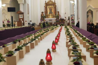 Los ataúdes de 640 niños por nacer en la Iglesia de la Santísima Trinidad en Gonczyce, Polonia, 12 de diciembre de 2020. Créditos de las fotos: Bogdan Romaniuk