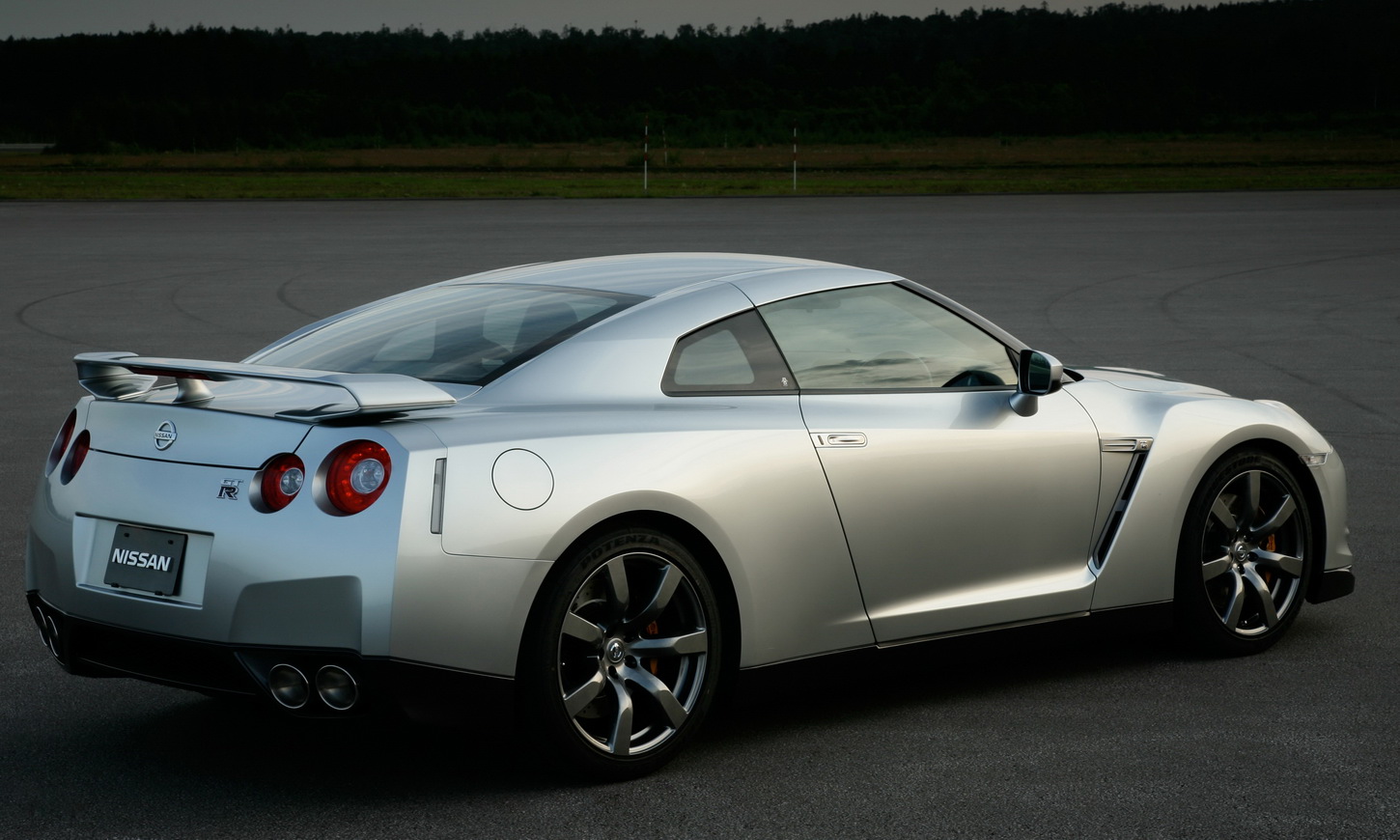 Automotive Cars Review: 2009 Nissan GTR Sport Car Review