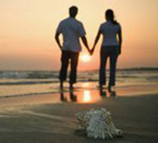 Gambar Romantis di Tepi Pantai